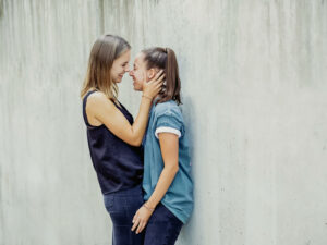 Paar küsst sich bei Fotoshooting