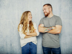 Paarfotoshooting mit viel lächeln und liebe