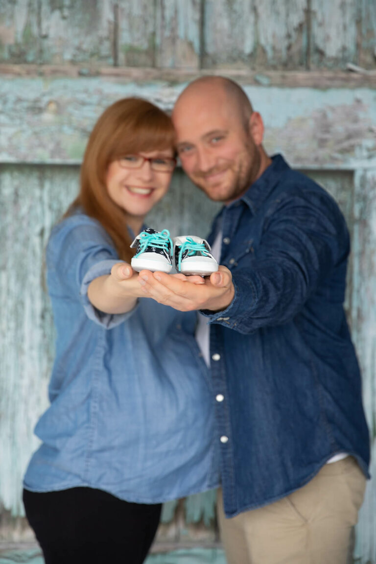 par zeigt mit Stolz Babyschuhe