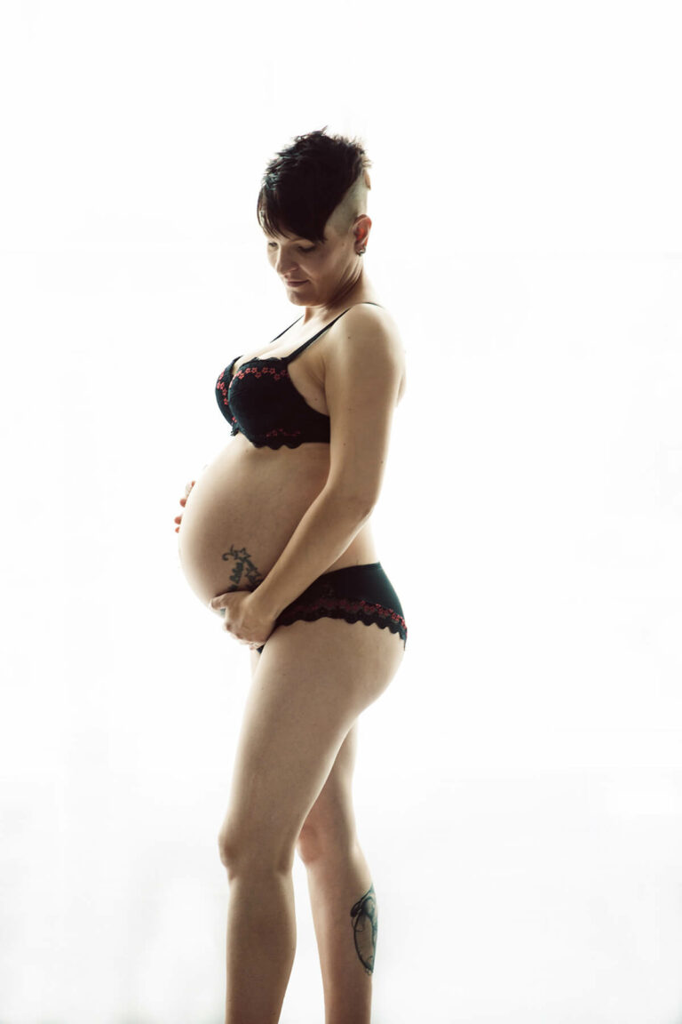 Babybauch im Gegenlicht
