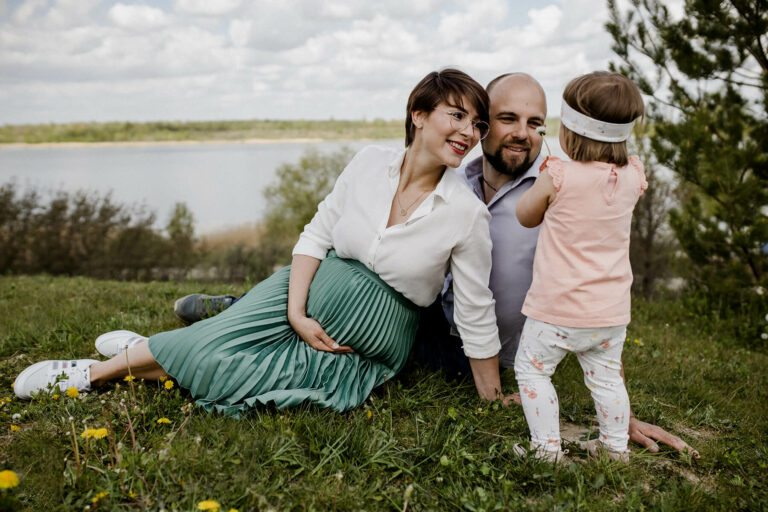 Babybauchbilder im Freien auf der Wiese