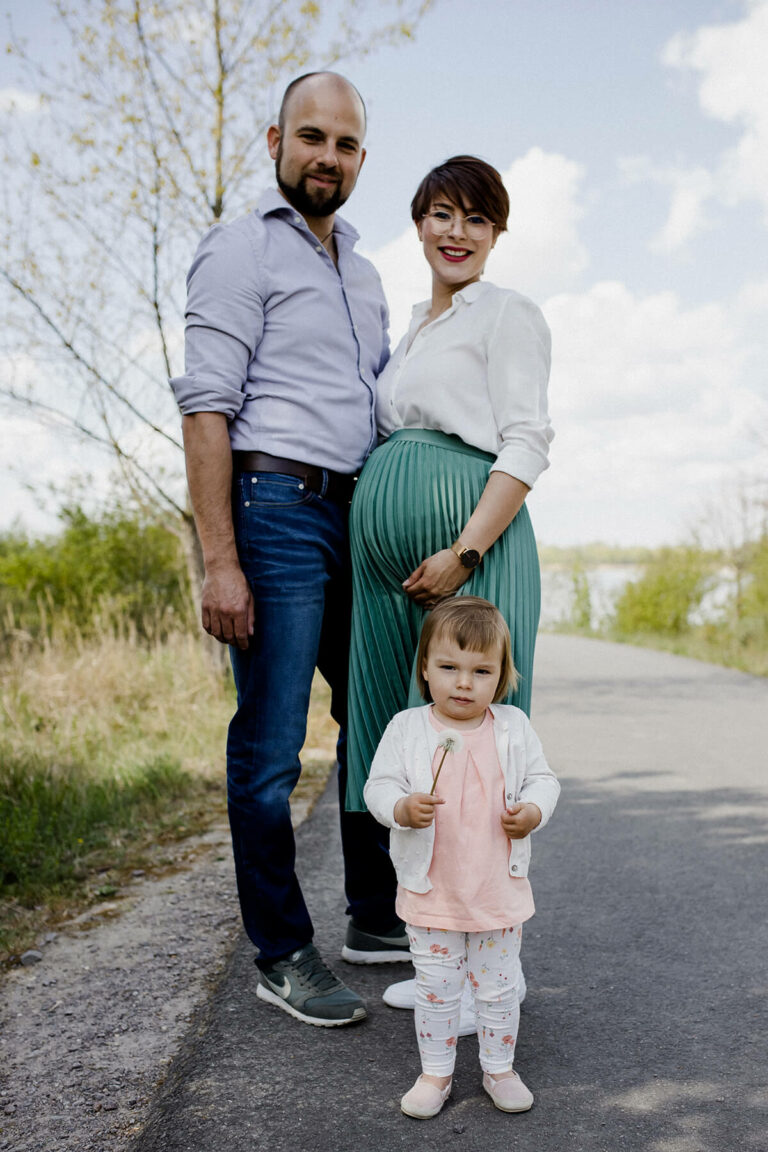Babybauchbilder mit der ganzen Familie im freien