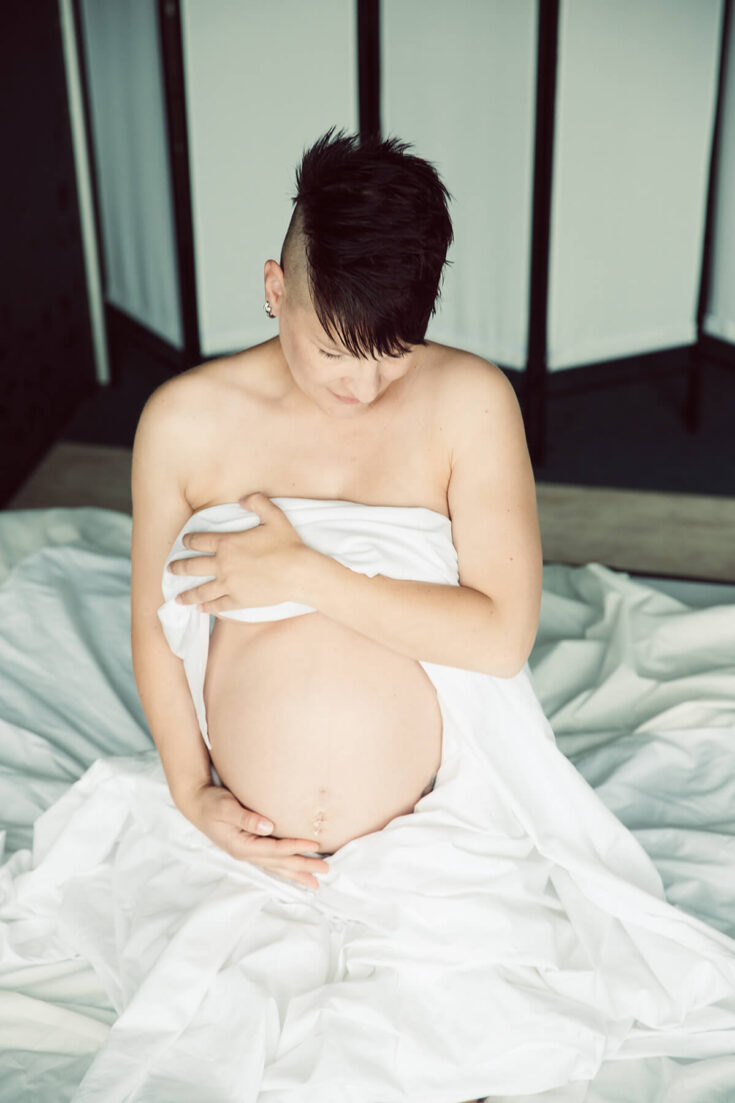 Frau allein mit Babybauch aus Leipzig