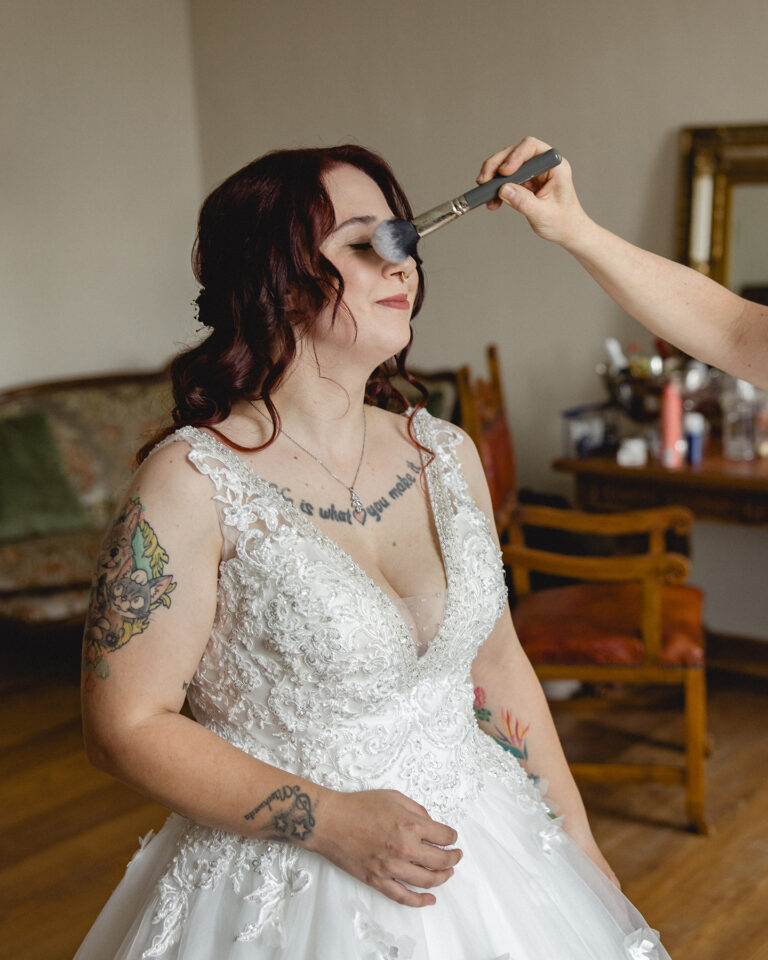 Braut beim Styling Hochzeit