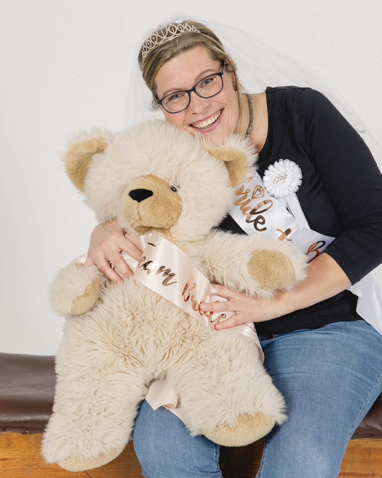 Braut-beim-professionellen-Make-up-im-Fotostudio-Poetzsch-Leipzig