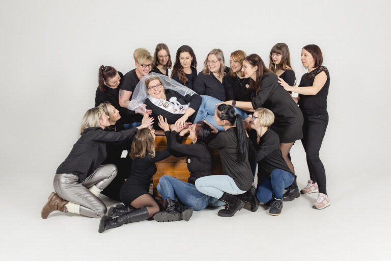 Braut-mit-Team-Bride-bei-JGA-Fotoshooting-im-Fotostudio-Poetzsch-Leipzig