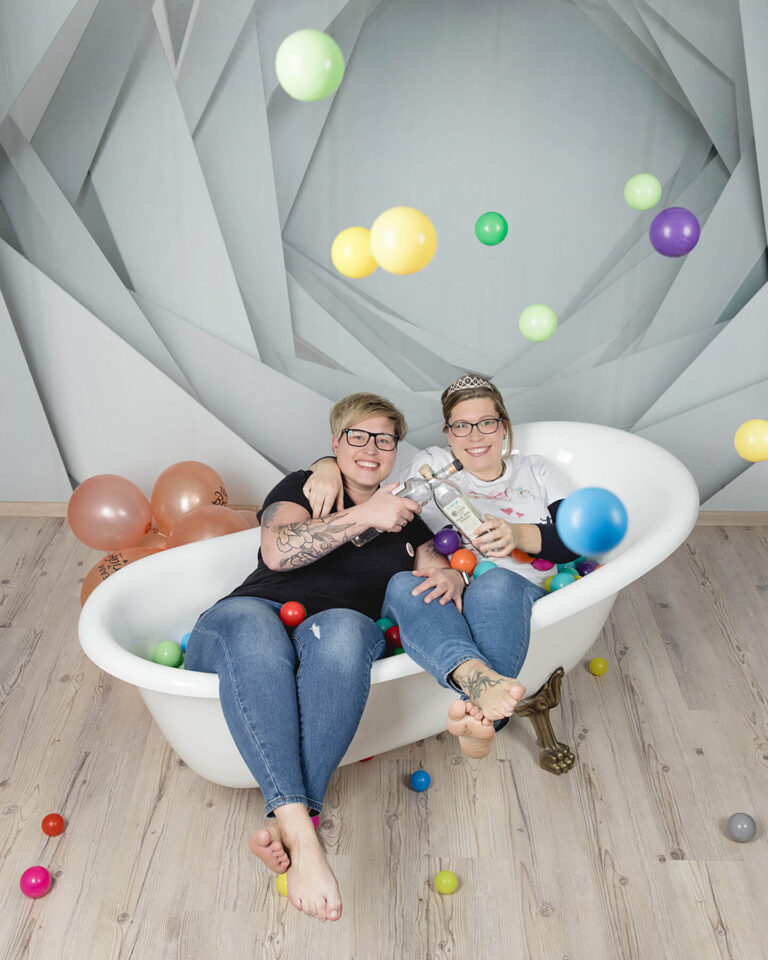 Braut-mit-Trauzeugin-in-einer-Wanne-JGA-in-Leipzig