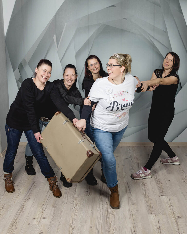 Spass-mit-Accessoires-beim-JGA-Fotoshooting-im-Fotostudio-Poetzsch