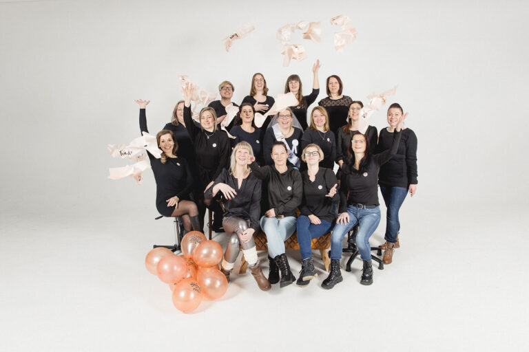 Team-Bride-wirft-Luftballons-bei-JGA-Fotoshooting-in-Leipzig